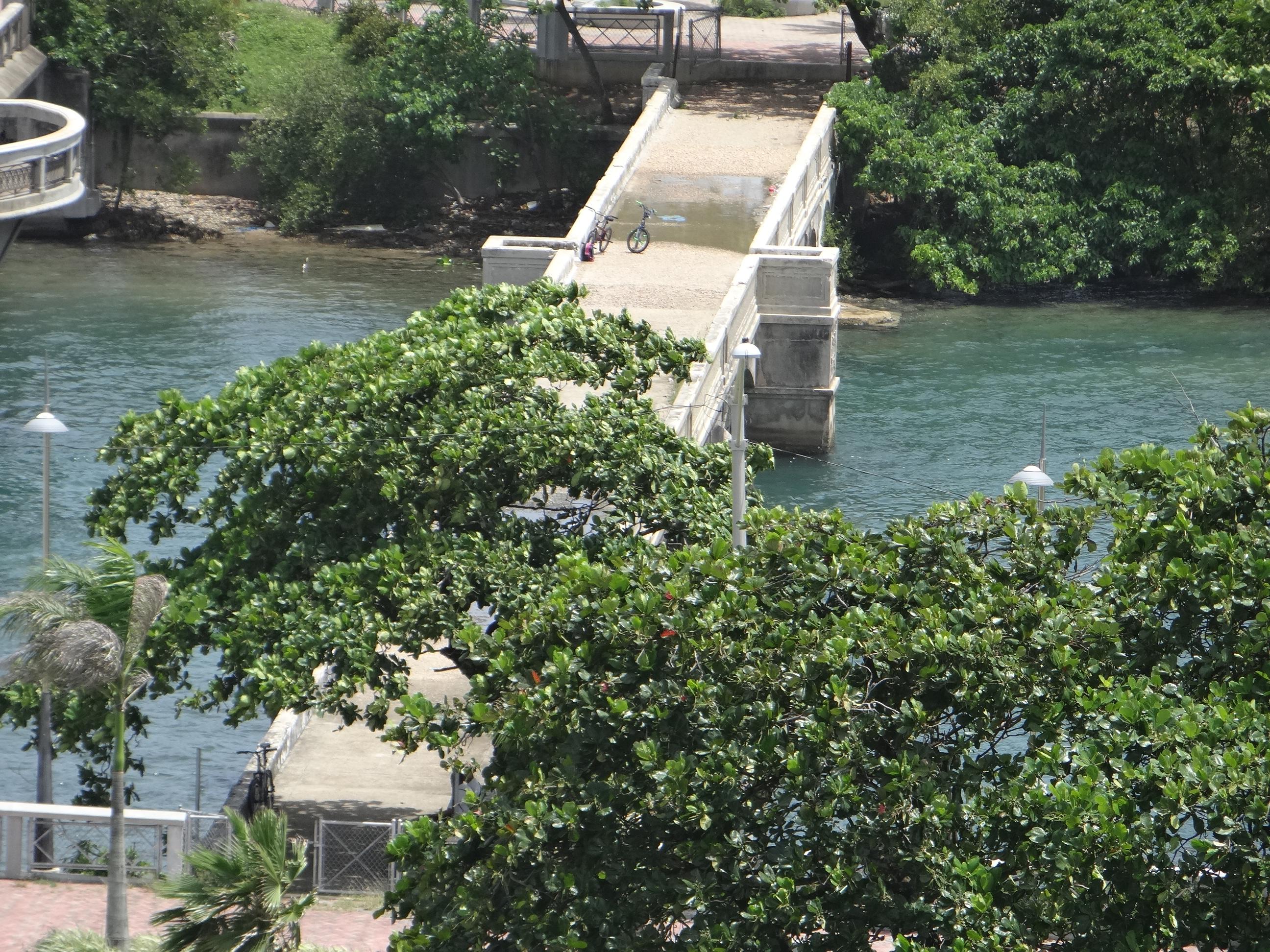 Vista desde la azotea del Edificio del Departamento de Justicia - San Juan (Miramar) - 2013 00050